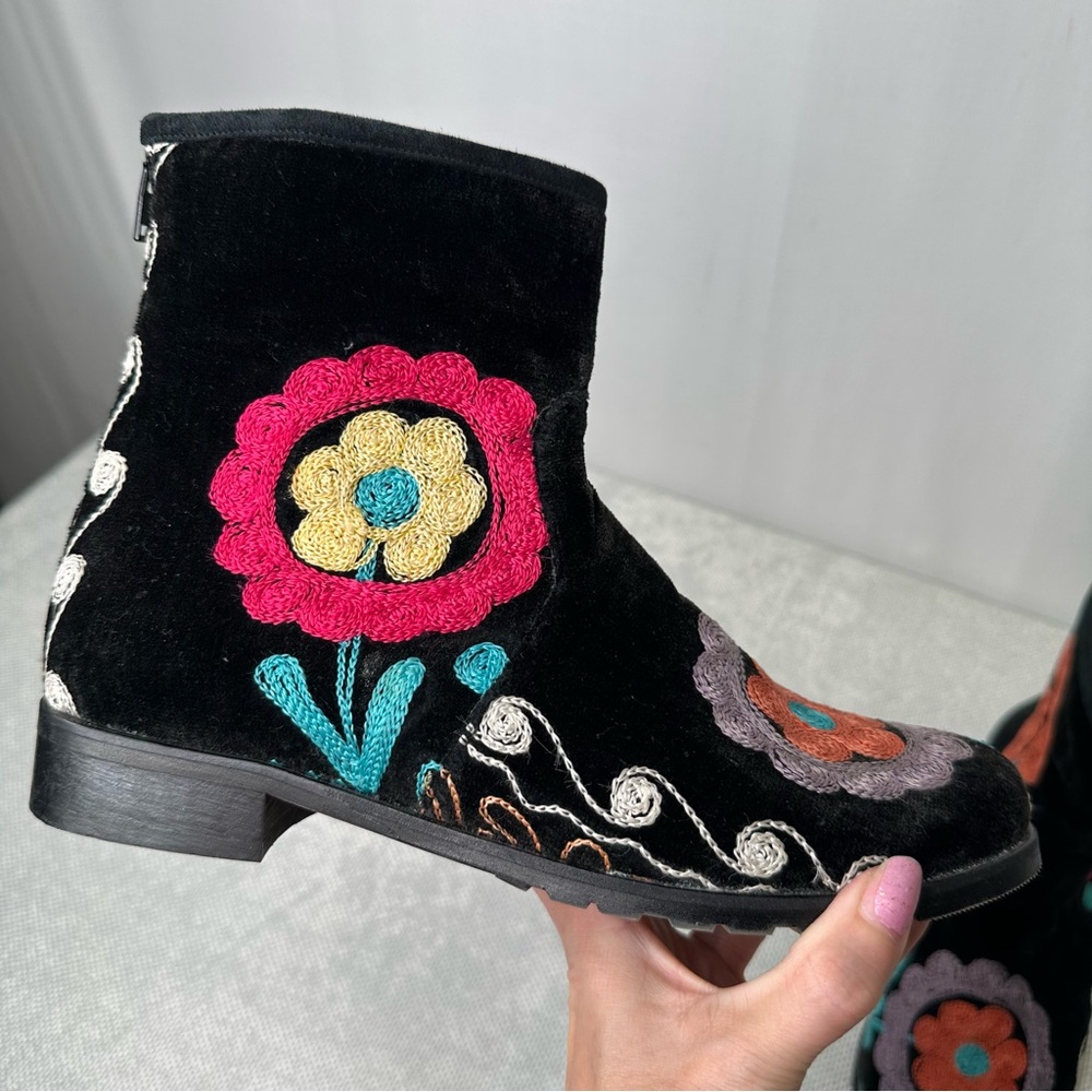 Artemis 🌻 Floral Embroidered Black Ankle Boots Sz 39 - Picture 3 of 8